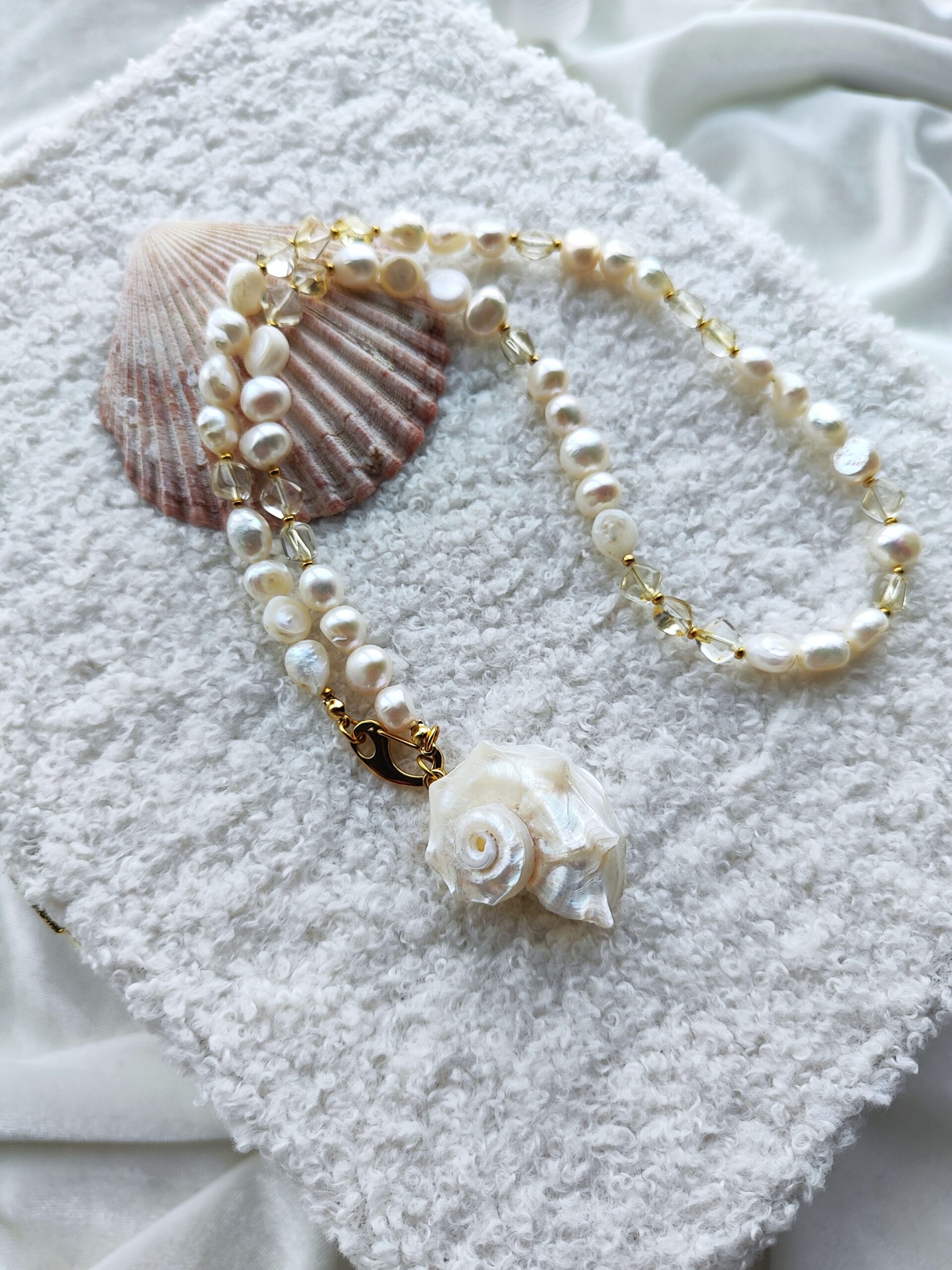 Upinių perlų ir citrino vėrinys