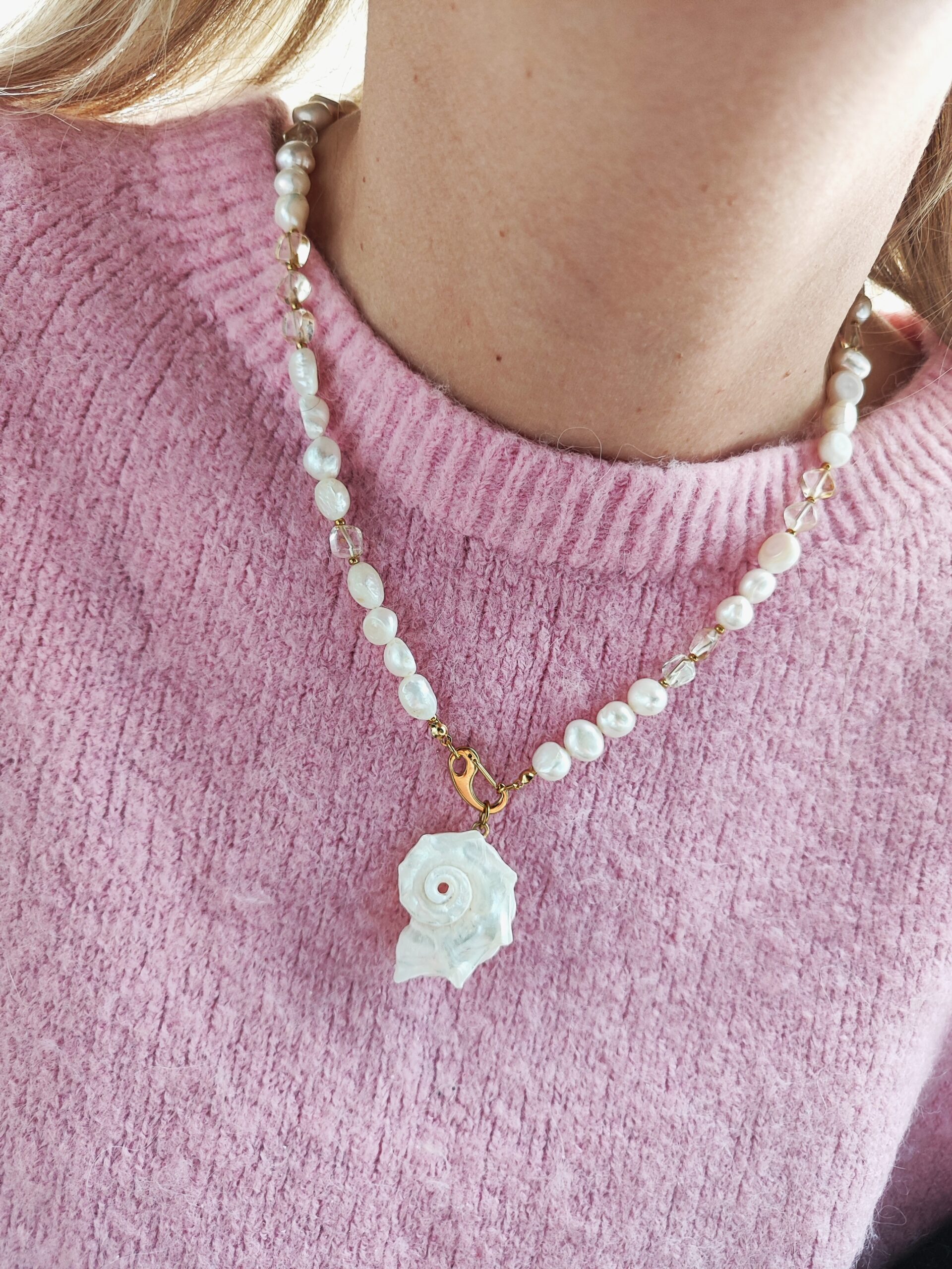 Upinių perlų ir citrino vėrinys