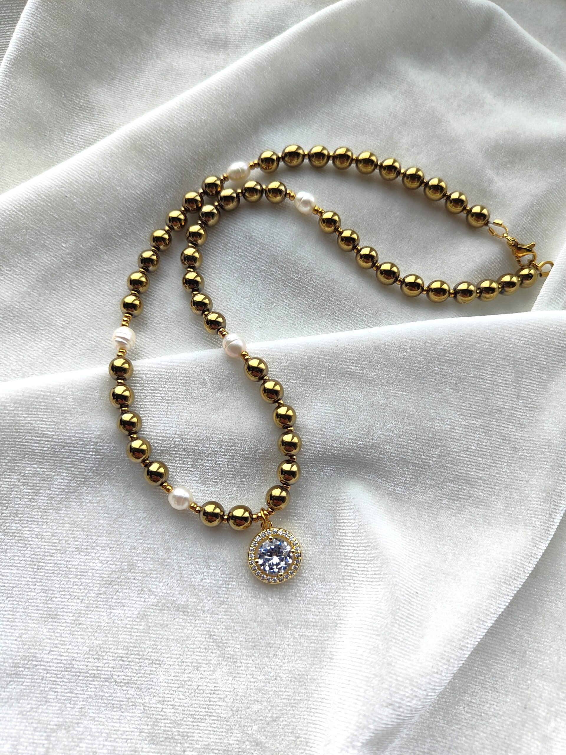 Hematito su upiniais perlais vėrinys