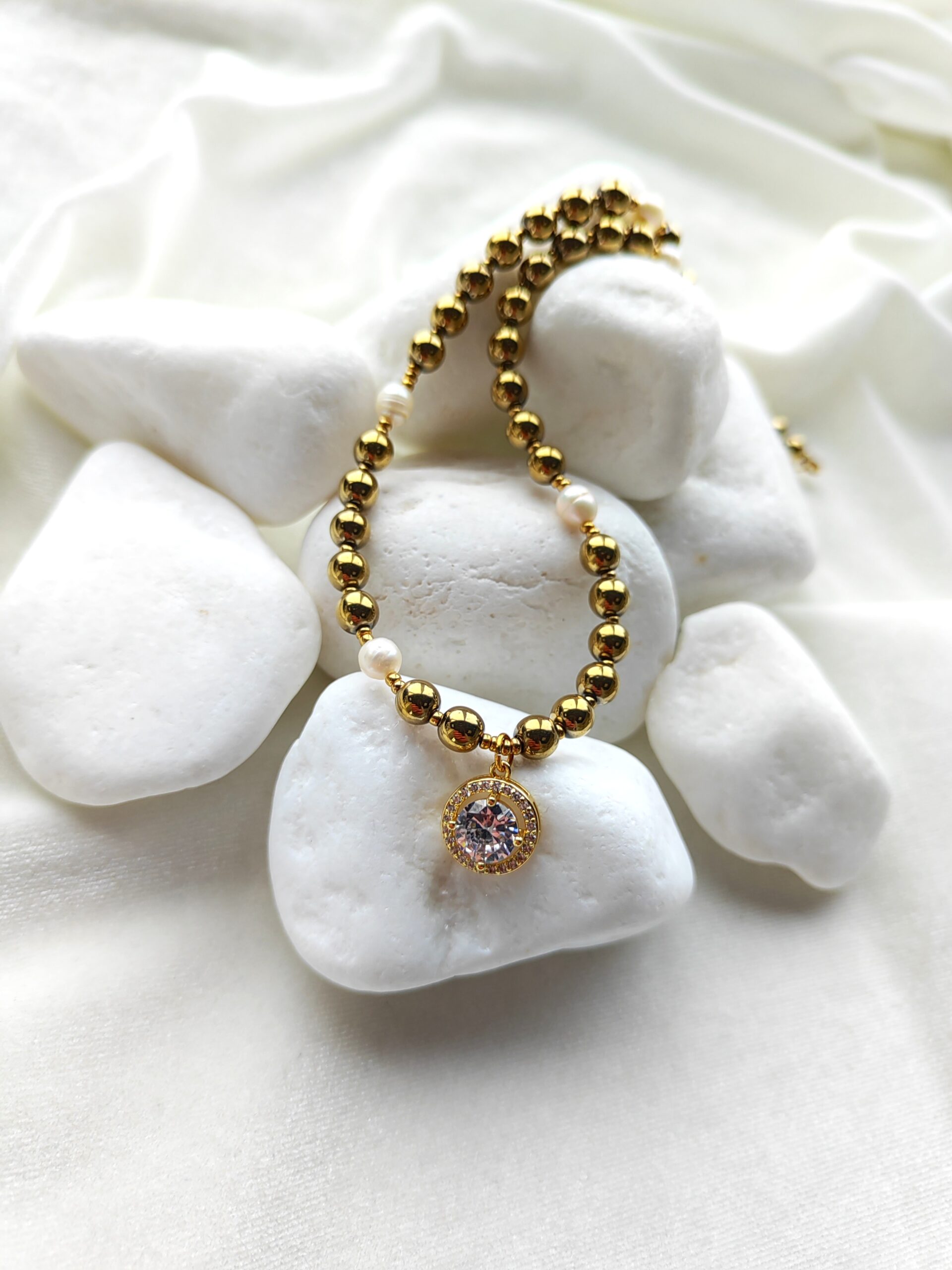 Hematito su upiniais perlais vėrinys