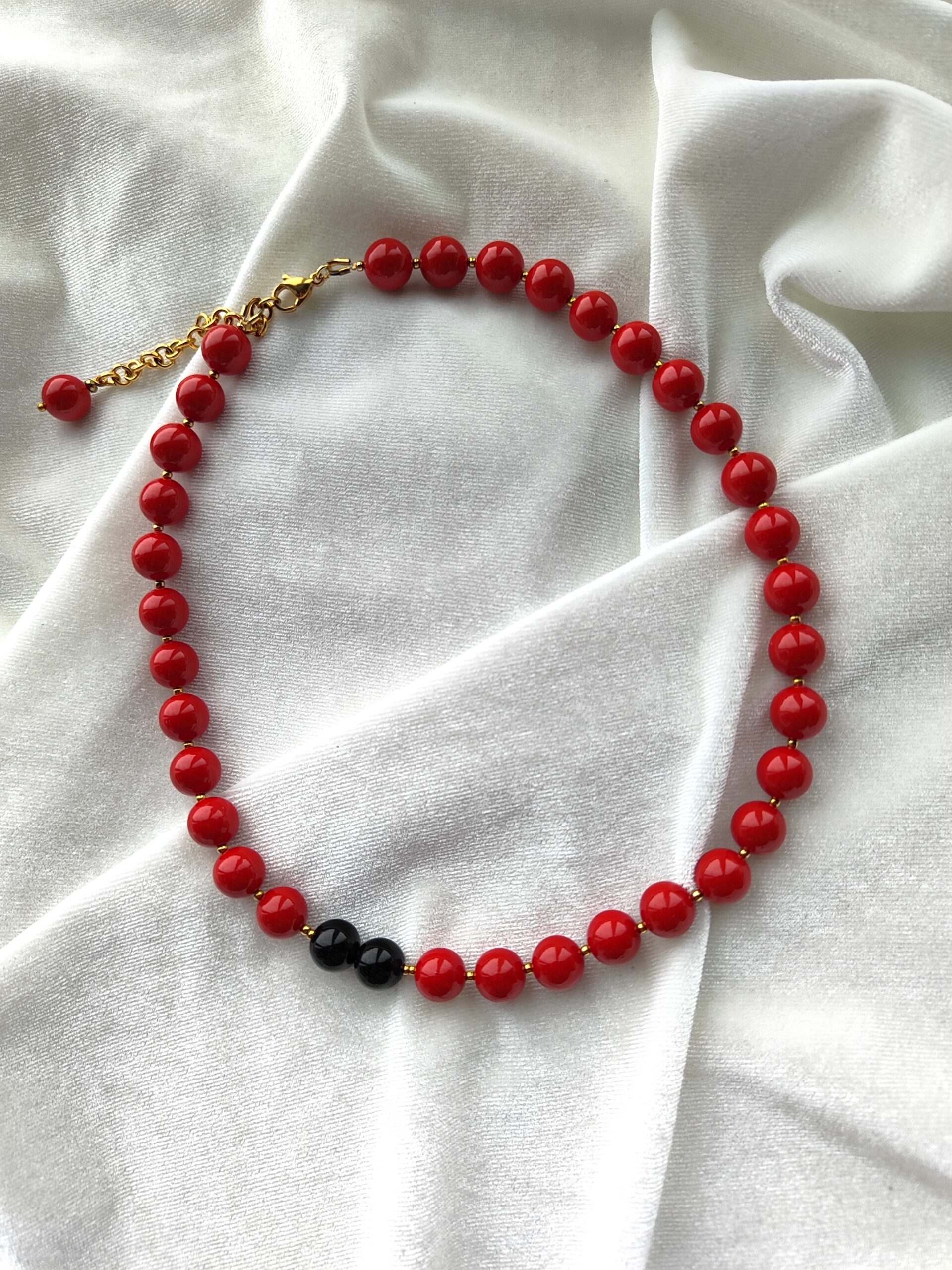 Raudonas kaklo papuošalas