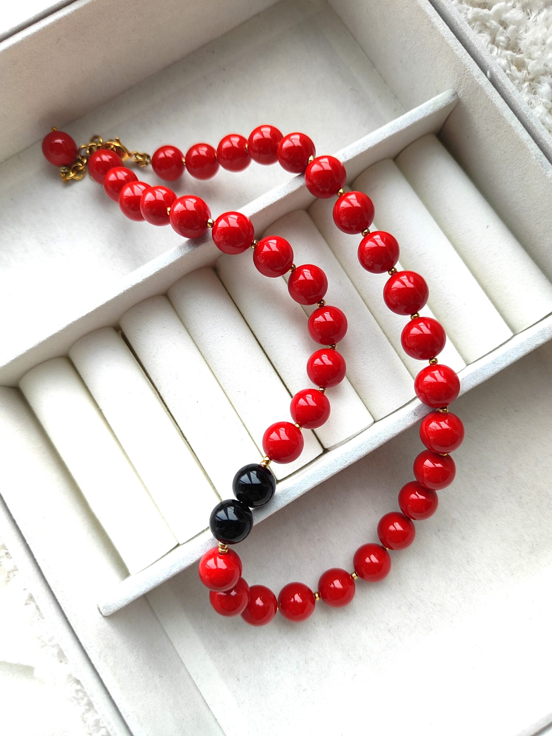 Raudonas kaklo papuošalas