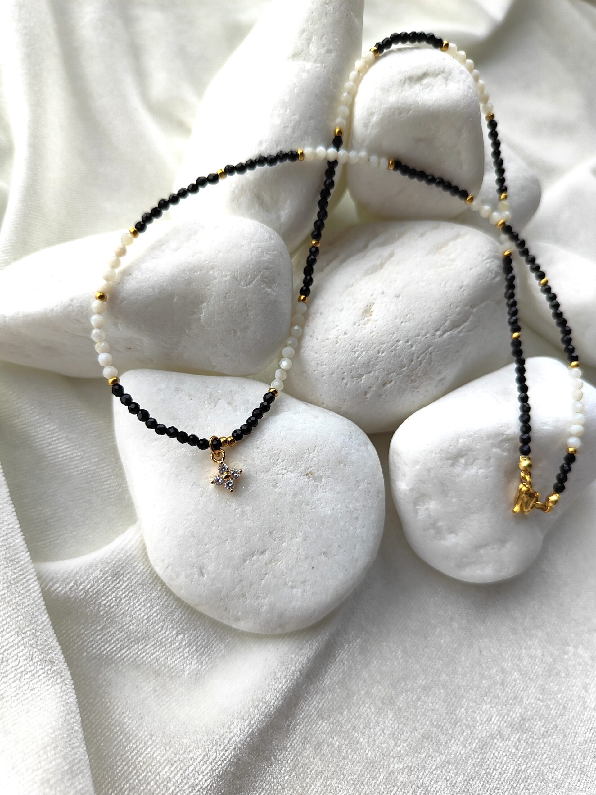 Špinelio ir kriauklės vėrinys su pakabuku