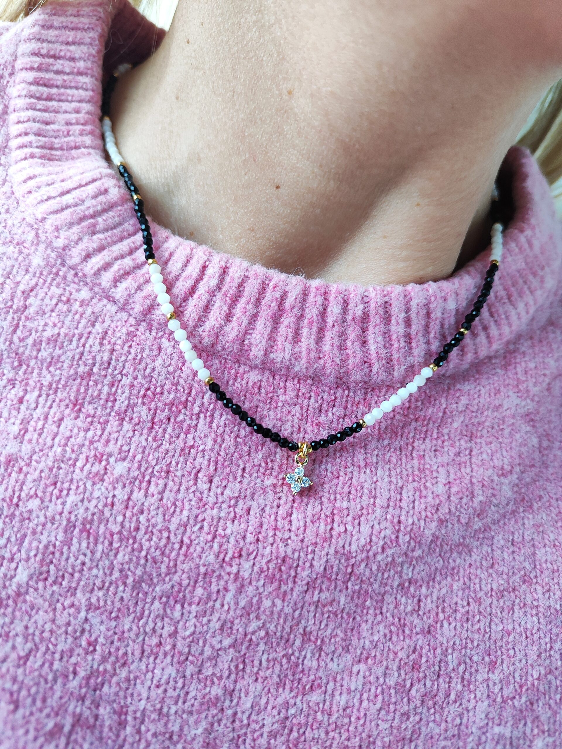 Špinelio ir kriauklės vėrinys su pakabuku