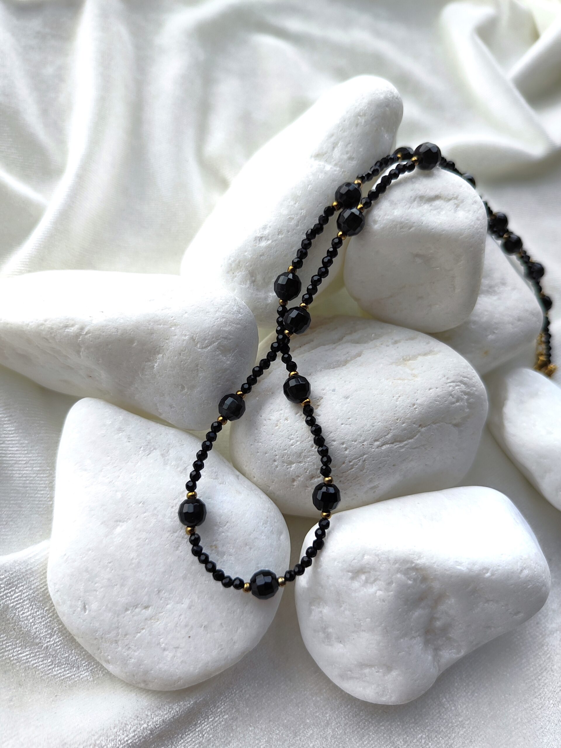 Obsidiano ir špinelio vėrinys