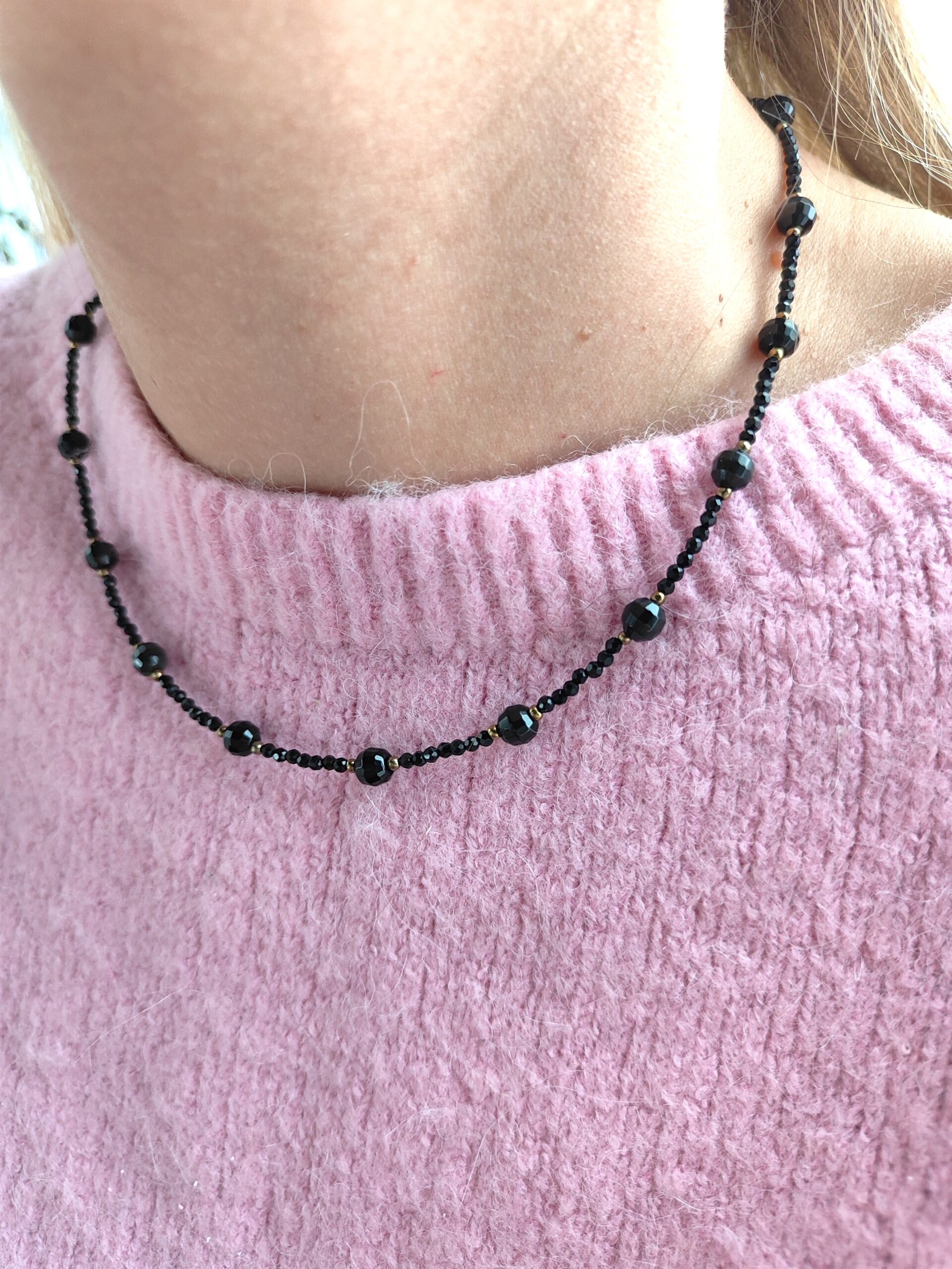 Obsidiano ir špinelio vėrinys