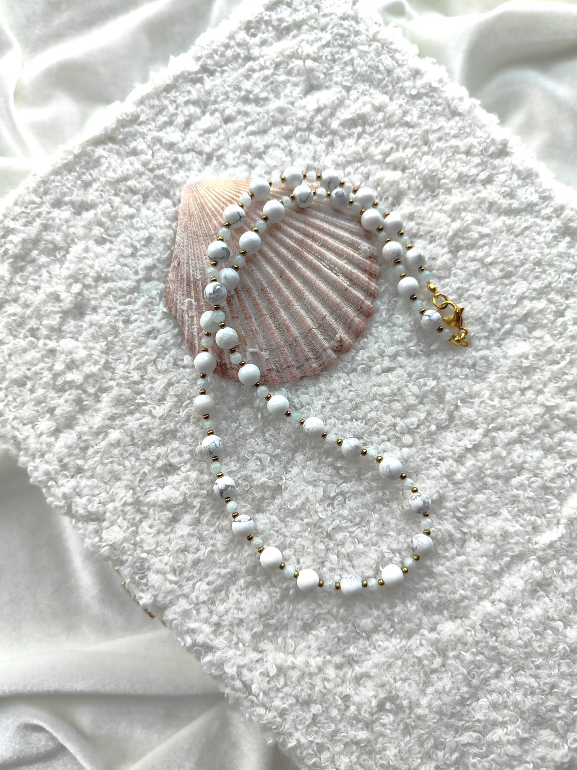 Balto hovlito ir žadeito vėrinys