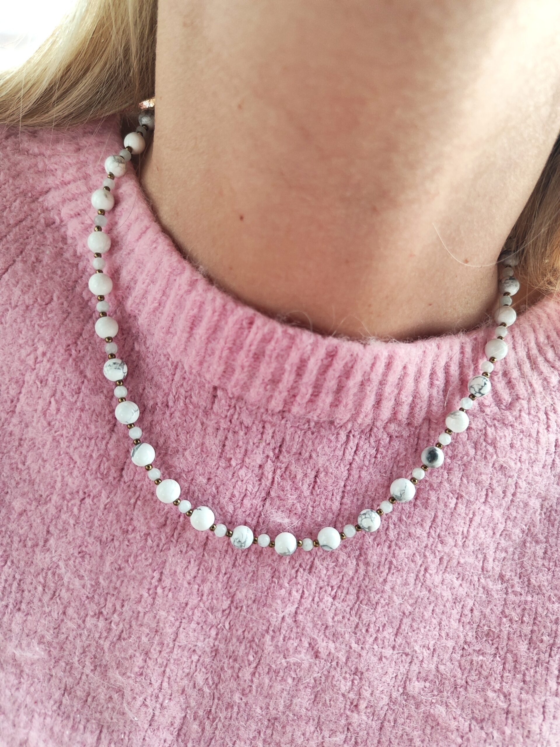 Balto hovlito ir žadeito vėrinys